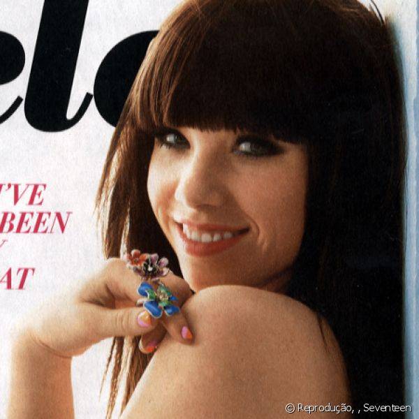 Para a revista Seventeen, com Carly Rae Jepsen, a nail artist apostou em uma decoração romântica, feita com tons de rosa e laranja